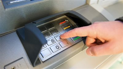 تقدر تسحب 5 آلاف يوميا.. كارت جديد للسحب الفوري بالدولار من خارج مصر