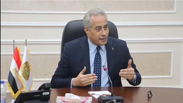 حسن شحاتة وزير العمل