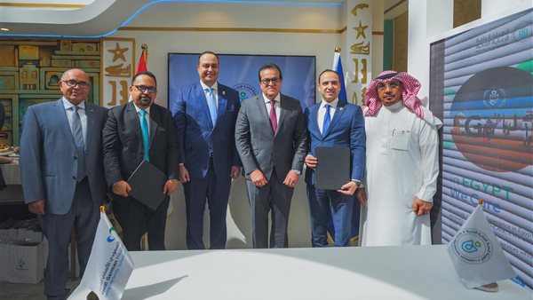 جانب من التوقيع 