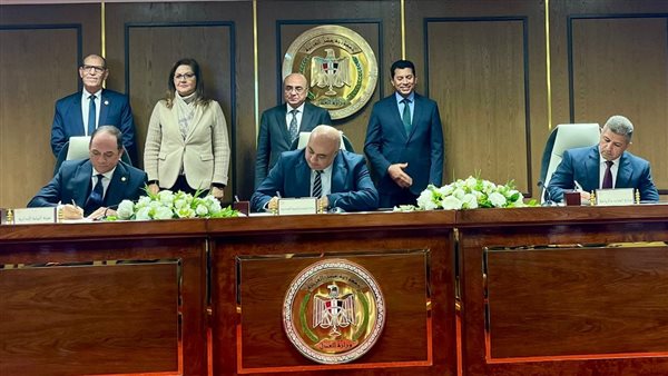 جانب من التوقيع