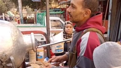 أبو مريم صاحب عربية فول ببني سويف: ببيع السندوتش بجنيه واحد بس| بث مباشر 