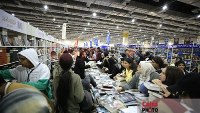إقبال كبير على معرض القاهرة الدولي للكتاب اليوم الجمعة
