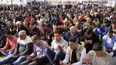  زوار معرض الكتاب يفترشون الأرض لأداء صلاة الجمعة