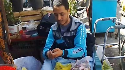 حياتي اتدمرت.. شاب يبيع الخضار الجاهز بعد تعرضه لحادث: جالي شلل ولازم أشتغل علشان عندي 3 بنات | بث مباشر