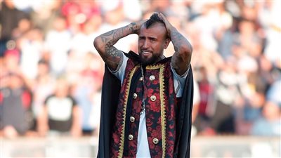 وصل الملعب بهليكوبتر.. كولو كولو التشيلي يقدم فيدال للجماهير بالزي الملكي وحصان