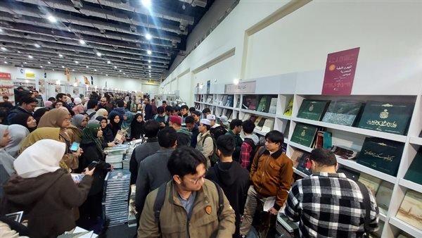 إقبال على جناح مكتبة