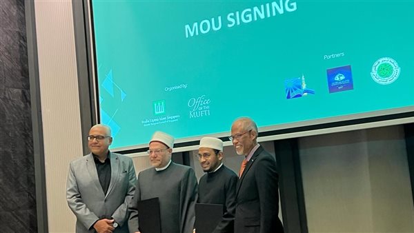 جانب من التوقيع 