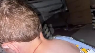 كاد أن يخنقه.. طفل يتعرض للموت بسبب شعر والدته