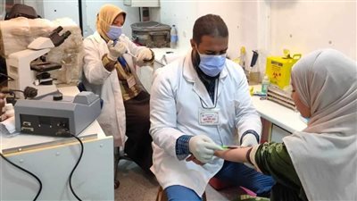 توقيع الكشف على 1680 حالة خلال قافلة طبية مجانية بالمنيا