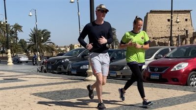 سائحان يواجهان البرد بالركض على كورنيش الأقصر| صور