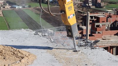 محافظ القليوبية يشهد إزالة 7 طوابق بأحد الأبراج المخالفة بـ طوخ