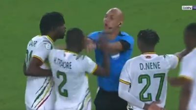 اعتداء لاعبي مالي على الحكم المصري محمد عادل عقب مباراة كوت ديفوار 