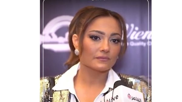 الفنانة بشرى 