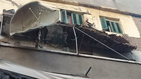 انهيار أجزاء من عقارين