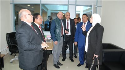 رئيس الضرائب تتفقد مركز كبار ومتوسطي الممولين وجه قبلي ومأمورية ضرائب الغردقة 