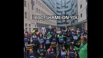 العار عليكِ.. صحفيون يتظاهرون أمام مقر BBC في لندن للاحتجاج على انحيازها لإسرائيل 