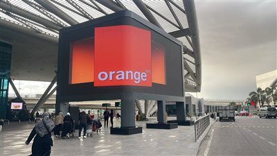 المصريين أوت دور للدعاية والإعلان تطلق أولى الحملات على شاشتها الجديدة في مطار القاهرة