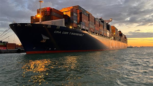 سفينة الحاويات العملاقة