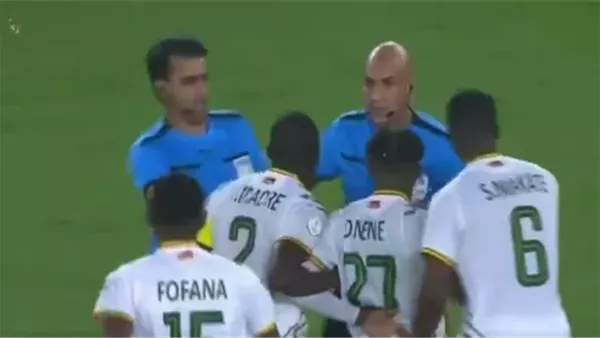 اعتداء لاعبي مالي