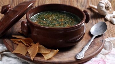 طريقة عمل الملوخية الناشفة بالطماطم.. حضريها الآن بأسرار الشيف علاء 