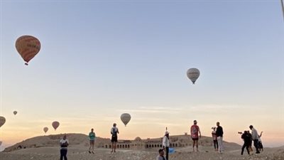 1570 سائحا بسماء الأقصر على متن 50 رحلة بالون طائر صباح اليوم