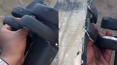 الحاجة أم الاختراع.. مواطن فلسطيني يصنع حذاءً من الخشب والمسامير: اللي معاه شبشب يحافظ عليه