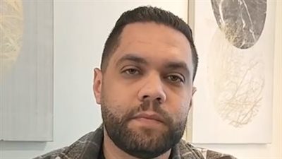 على طريقة اللمبي 8 جيجا.. خبير معلوماتي يزرع شريحة إلكترونية في ذراعه: هتسهل عليا حياتي | بث مباشر