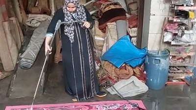 أم آدم تعمل بتنظيف السجاد بالغربية: زوجي مريض سرطان وأنا اللي شايلة الحمل كله| بث مباشر 