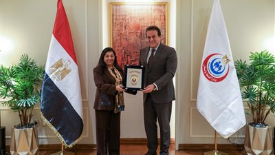 عبد الغفار يكرم ممثلة الصحة العالمية السابقة ويهديها درع الوزارة تقديرا لجهودها