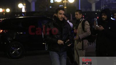 أشرف زكي ونور النبوي يقدمان واجب العزاء في والدة تارا عماد بمسجد الشرطة | صور