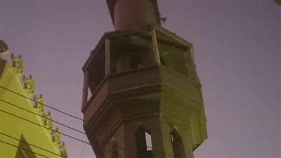 شاب يهدد بإنهاء حياته من أعلى مأذنة في قنا.. والأمن يحاول إنقاذه