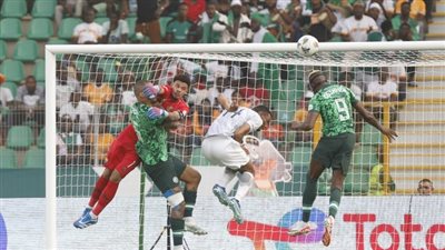 مات من الصدمة.. وفاة سياسي نيجيري بعد هدف جنوب إفريقيا بكأس الأمم