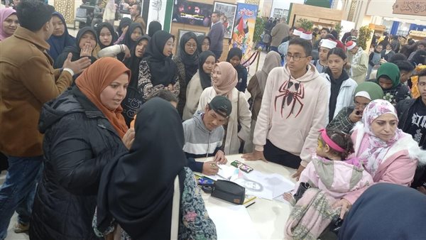 توافد الأطفال والمواطنين