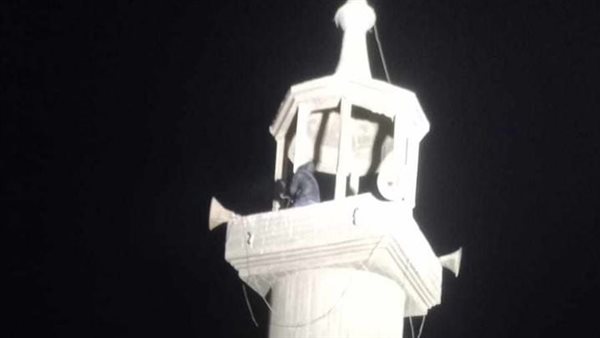 شاب أعلى مئذنة