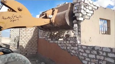 إزالة 24 حالة تعد على الأراضي الزراعية بأسيوط