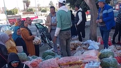الجزر بـ5 جنيهات والبطاطس بـ12.. إقبال كبير على شراء الخضراوات بالسويس | بث مباشر 