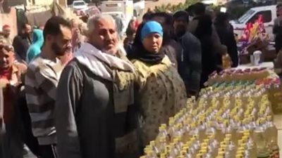 السكر بـ 27 جنيها.. زحام المواطنين على شراء السلع بأسعار مخفضة في القليوبية | بث مباشر