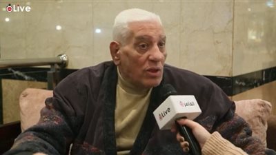 عادل عطية يكشف موقفًا لأحمد زكي مع منتج: حط رجله على الترابيزة وقال له اطلع برة