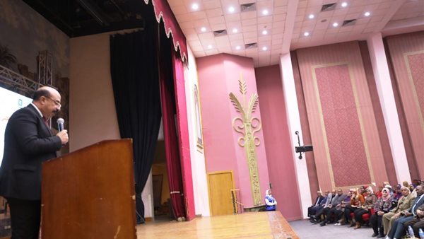 محافظ أسوان