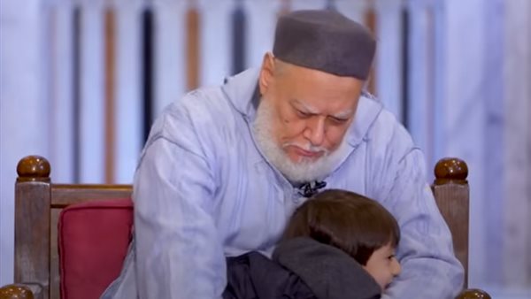 طفل يقتحم مجلس علي