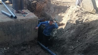 استجابة لـ القاهرة 24.. إصلاح خط المياه بقرية بني برزة في قنا | صور