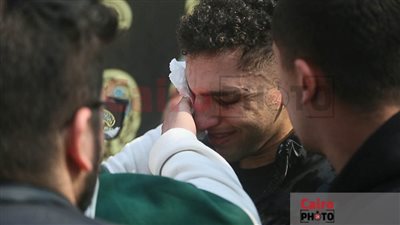 نظرة الوداع| انهيار أحمد نبيل كوكا خلال تشييع جثمان والده.. وكهربا يسانده| بث مباشر