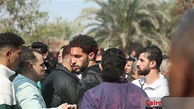 أبرزهم عبد المنعم ومصطفى شوبير.. لاعبو الأهلي يؤازرون أحمد نبيل كوكا في وفاة والده