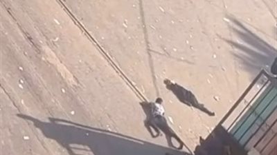 أحدهم زاحفًا على بطنه.. شباب يحاولون إنقاذ طفل مصاب بنيران الاحتلال أمام مجمع ناصر الطبي