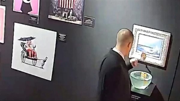 حارس أمن يأكل قطعة