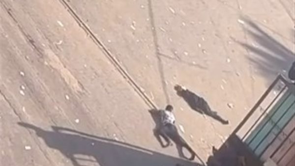 شبان يحاولوا إنقاذ