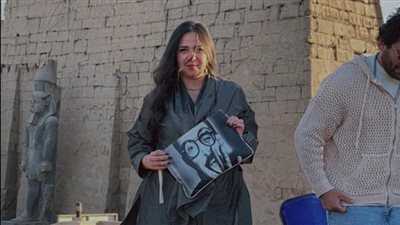 بطبع صورته على حقيبتها.. لمسة وفاء من إيمي سمير غانم لوالدها بمهرجان الأقصر 