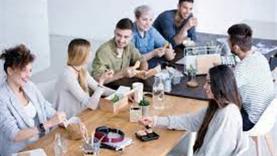 انخفاض التركيز والإرهاق.. أضرار تخطي استراحة الغذاء للعاملين