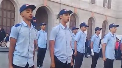 طلاب الشرطة المدرسية بالسعيدية يقدمون فقرة استعراضية خلال تحية العلم| فيديو 
