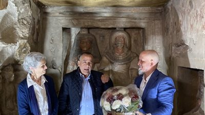 حاملا الورود.. السفير الأرجنتيني وقرينته يحضران افتتاح مقبرة كاتب آمون بالأقصر
